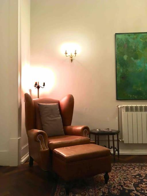 Space And Tradition In Apartment Lissabon
