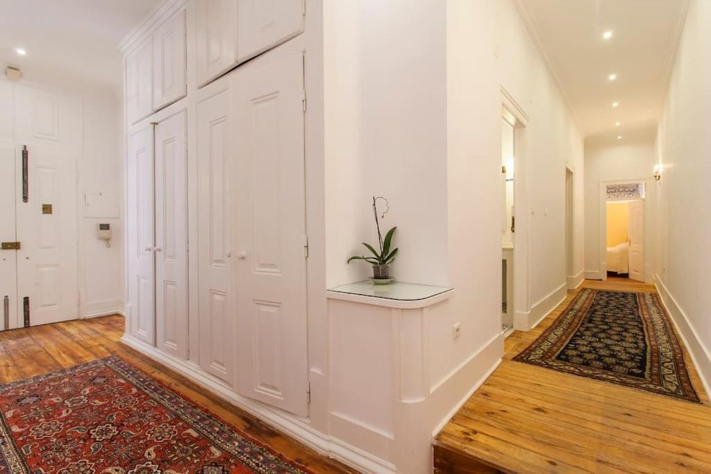Apartment Space And Tradition In Lissabon