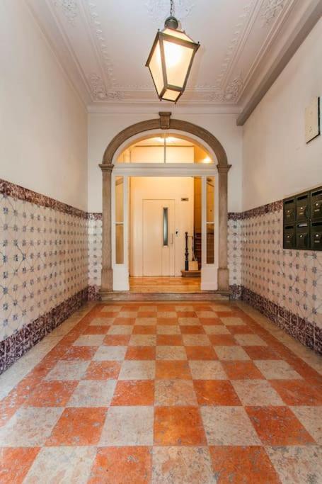 Space And Tradition In * Lissabon