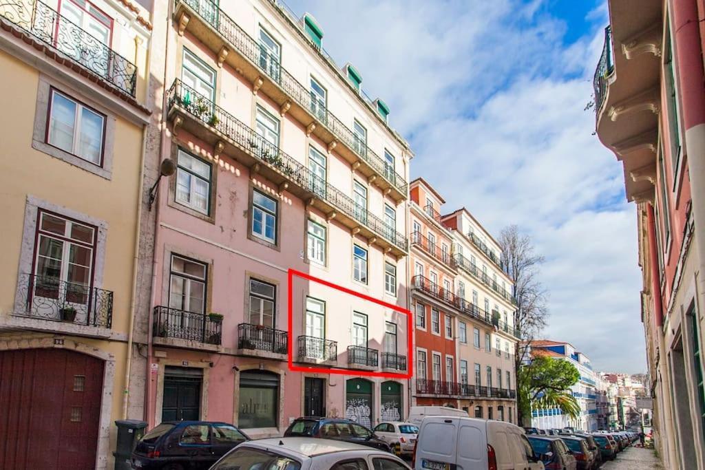 Apartment Space And Tradition In Lissabon